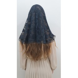 Mantylka Czarna Koronkowa Klasyczna – Symbol Pokory i Skupienia na Mszy świętej