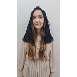 Mantylka Czarna Koronkowa Klasyczna – Symbol Pokory i Skupienia na Mszy świętej