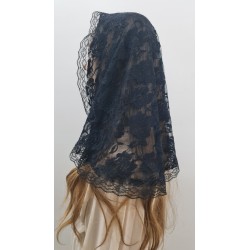 Mantylka Czarna Koronkowa Klasyczna – Symbol Pokory i Skupienia na Mszy świętej