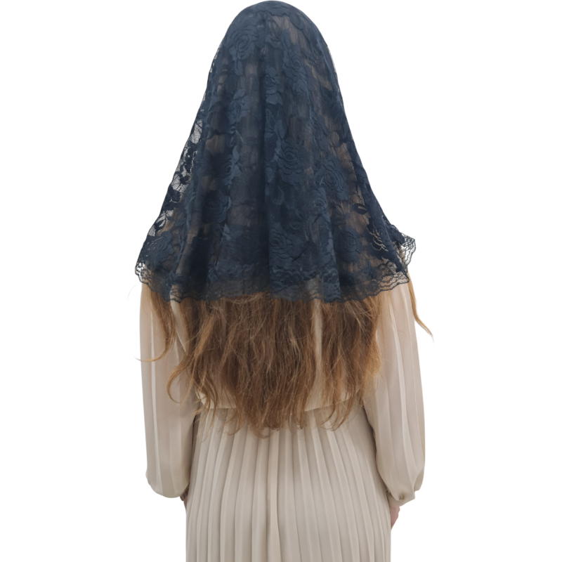 Mantylka Czarna Koronkowa Klasyczna – Symbol Pokory i Skupienia na Mszy świętej