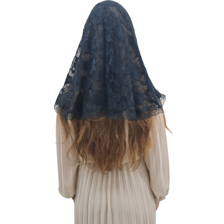 Mantylka Czarna Koronkowa Klasyczna – Symbol Pokory i Skupienia na Mszy świętej